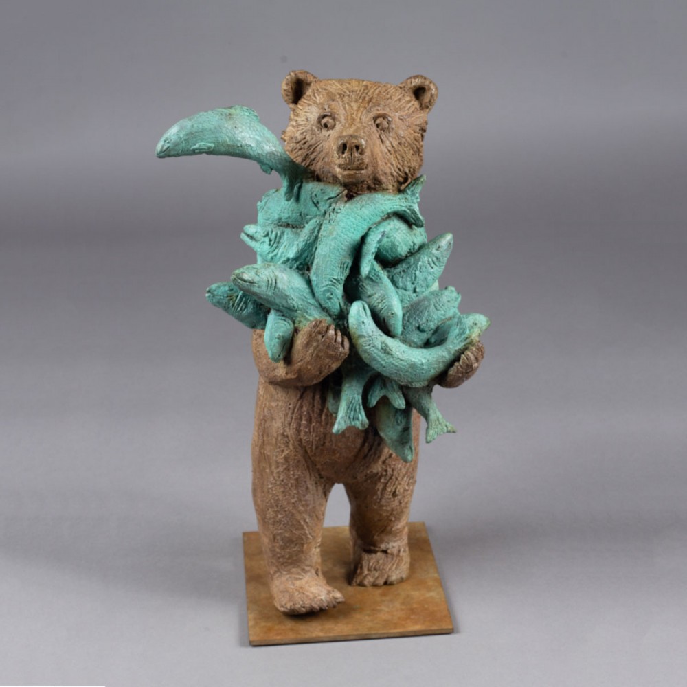 Sculpture bronze Ours au Kamchatka, statue animalière ours et poisson de Sophie Verger