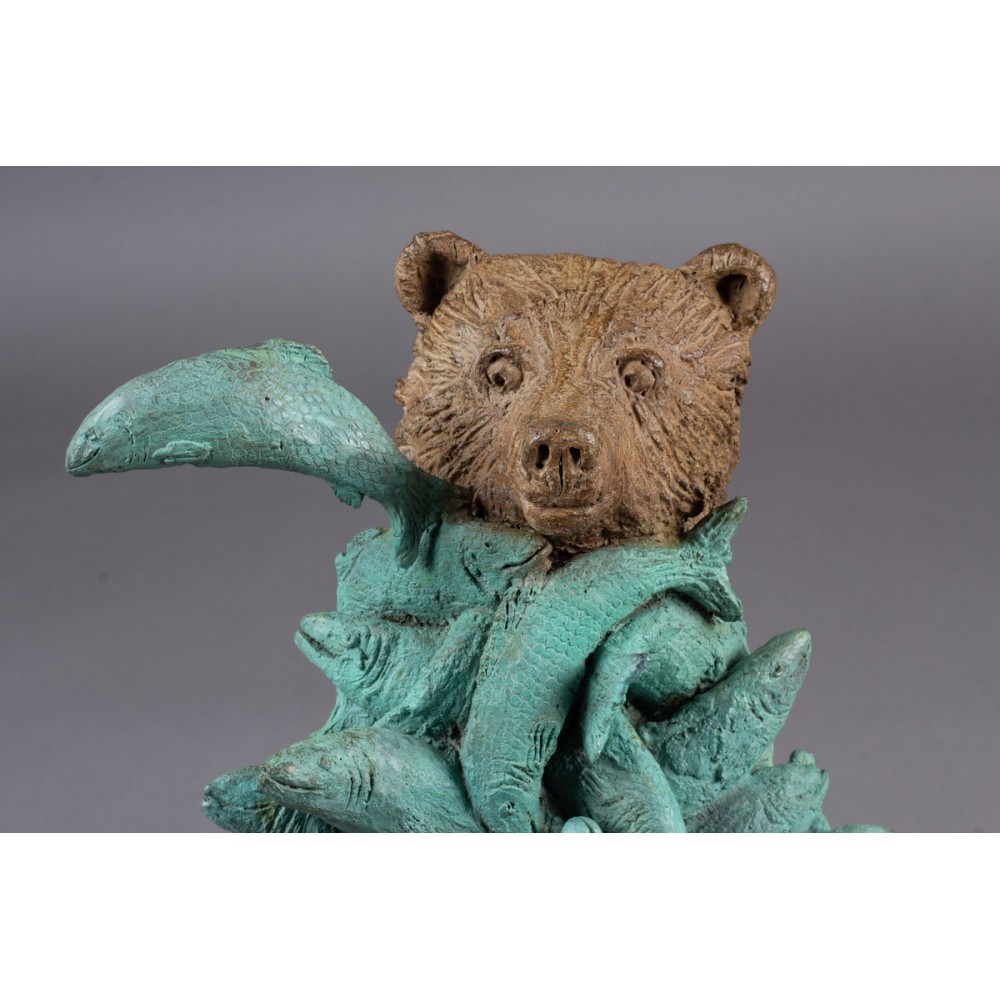 Détail du haut de la sculpture ours au Kamchatka, statue animalière ours et poisson de Sophie Verger
