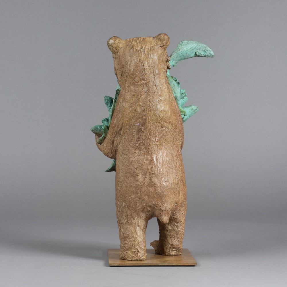 Profil dos de la sculpture ours au Kamchatka, statue animalière ours et poisson de Sophie Verger