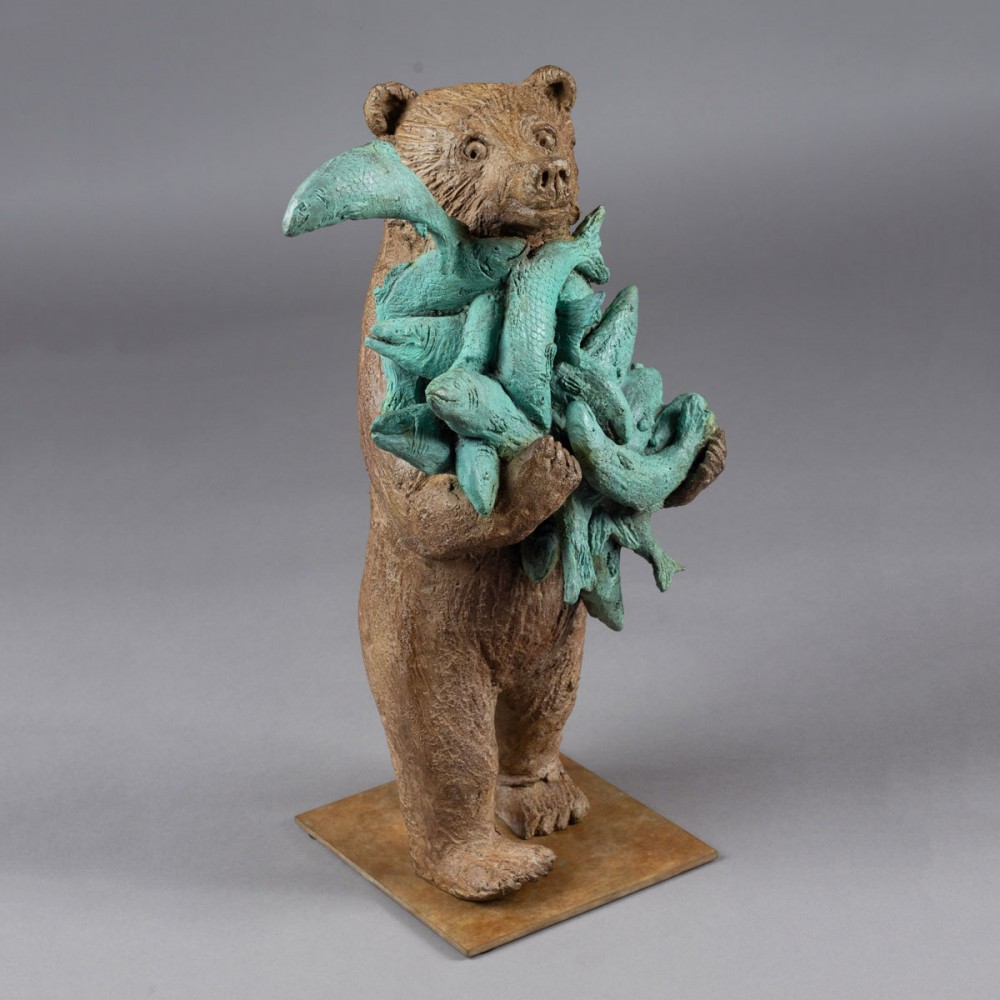 Profil droit de la sculpture ours au Kamchatka, statue animalière ours et poisson de Sophie Verger