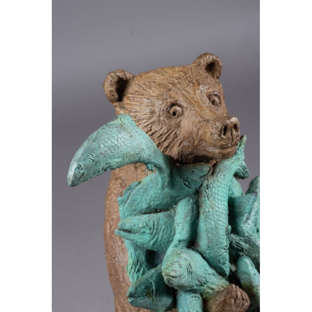 Détail profil du haut de la sculpture ours au Kamchatka, statue animalière ours et poisson de Sophie Verger