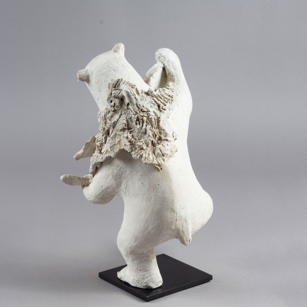 Profil dos de la Sculpture terre Ours chamane, statue animalière grès ours blanc de Sophie Verger