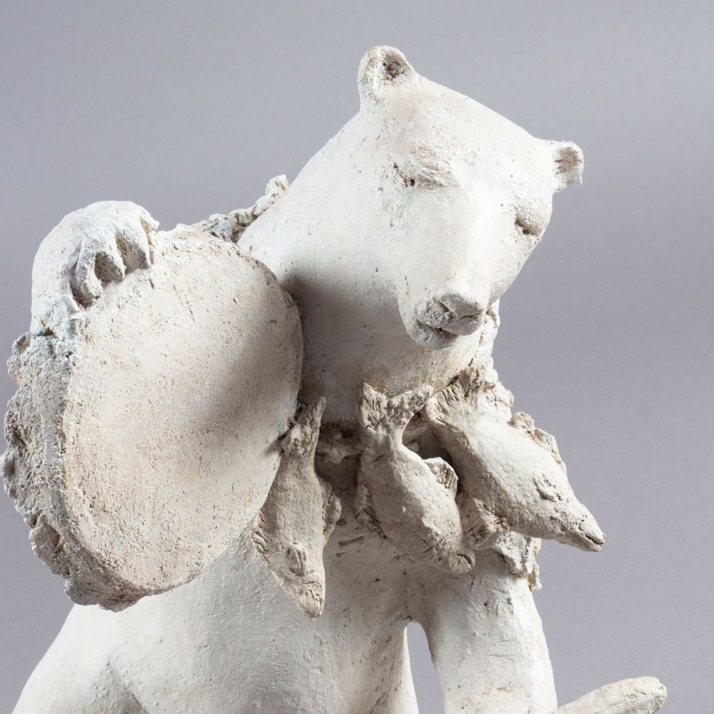 Détail tête ours de la Sculpture terre Ours chamane, statue animalière grès ours blanc de Sophie Verger