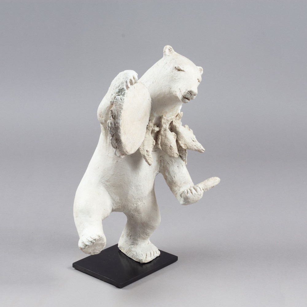 Profil sur le côté de la Sculpture terre Ours chamane, statue animalière grès ours blanc de Sophie Verger