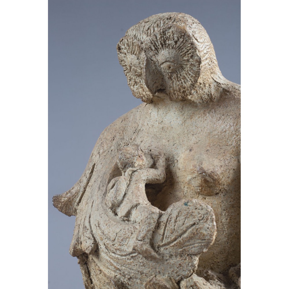 Détail Sculpture terre Le rêve du randonneur, statue animalière grès chouette de Sophie Verger