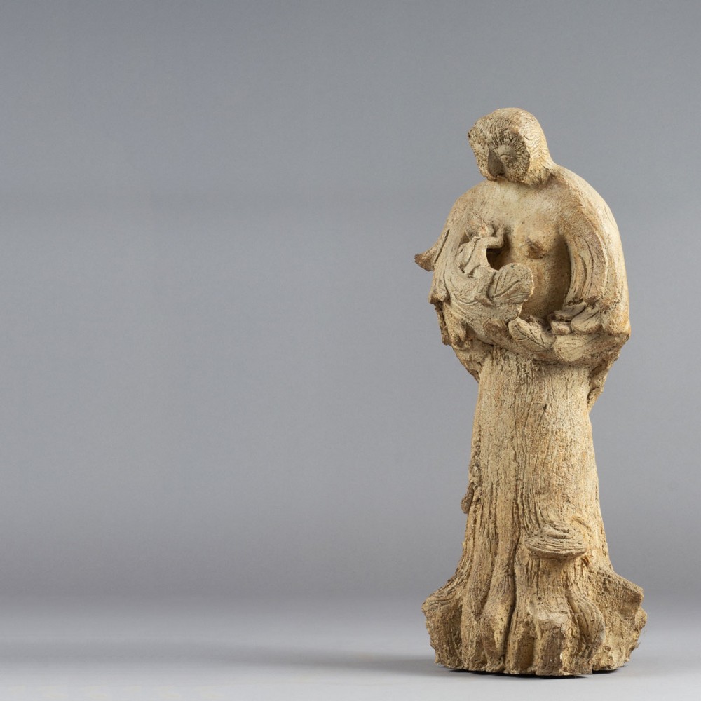 Profil coté sur le côté de la Sculpture terre Le rêve du randonneur, statue animalière grès chouette de Sophie Verger