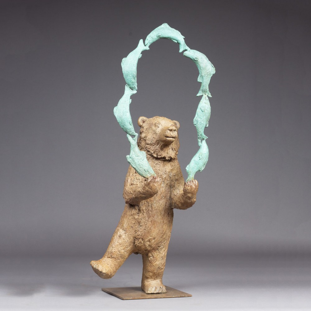 Sculpture bronze Ours jonglant avec les poissons, statue animalière ours poisson de Sophie Verger