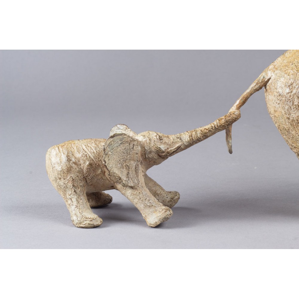 Détail éléphanteau à l'arrière de la Sculpture bronze Grand Sokatira, statue animalière ours de Sophie Verger