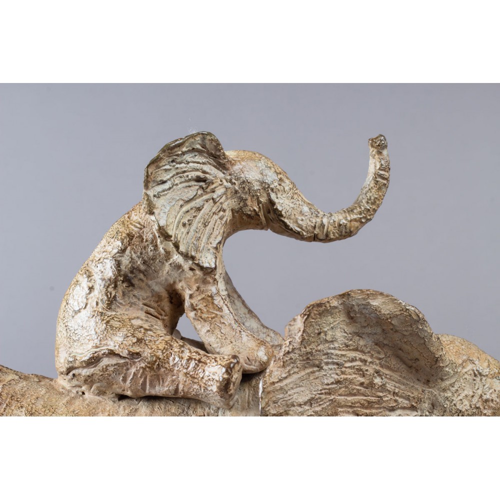 Détail éléphanteau en haut de la Sculpture bronze Grand Sokatira, statue animalière ours de Sophie Verger