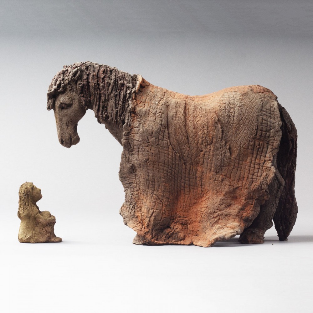 Sculpture terre cuite Un cheval sous couverture et petite fille, statue animalière grès cheval en enfant de vSophie Verger