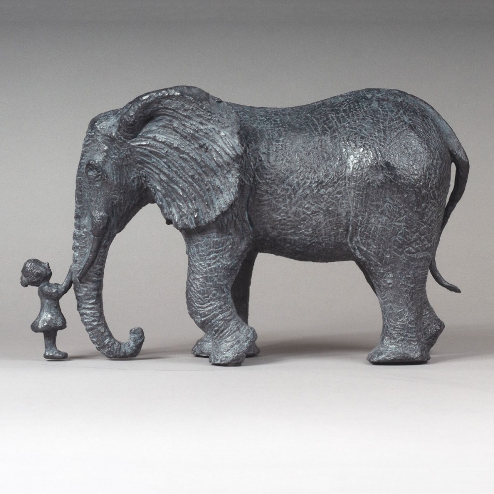 Sculpture bronze Louise au zoo version 2, statue animalière éléphant de Sophie Verger