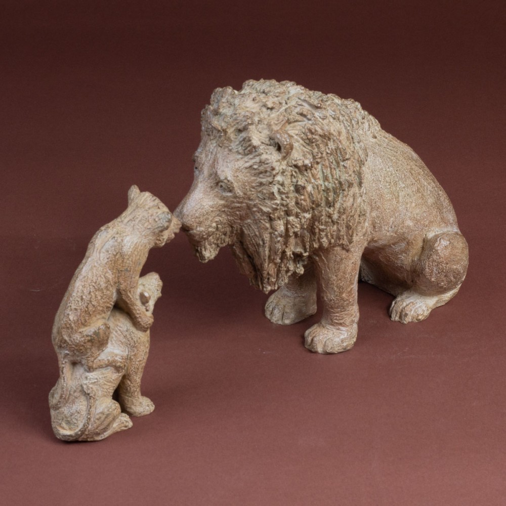Sculpture bronze Lion et deux lionceaux, statue animalière lion de Sophie Verger en profil haut