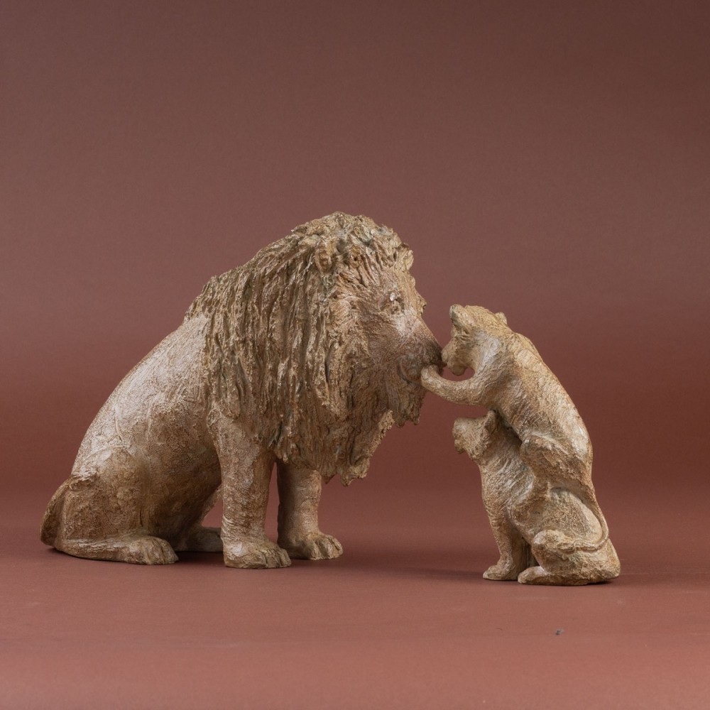 Sculpture bronze Lion et deux lionceaux, statue animalière lion de Sophie Verger, profil éloigné.