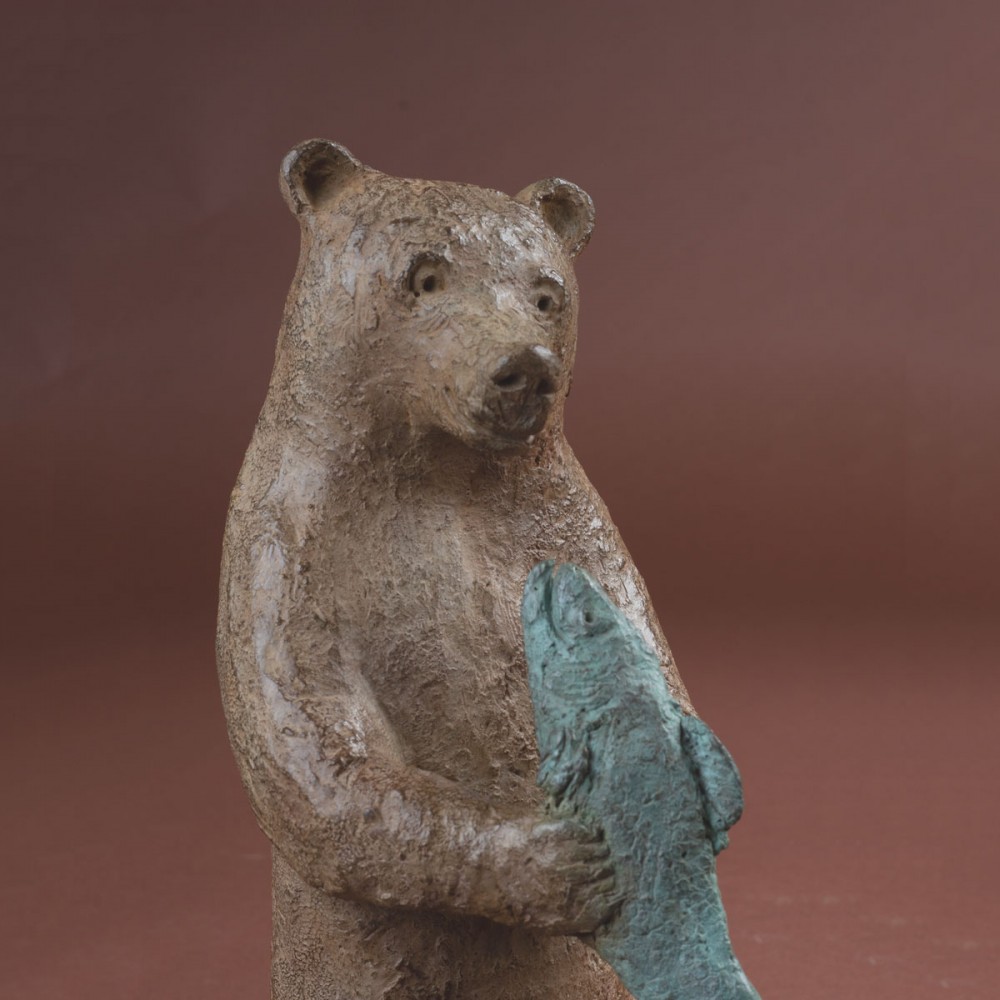 Détail 1 de la Sculpture bronze Un festin de roi, statue animalière ours et poisson de Sophie verger