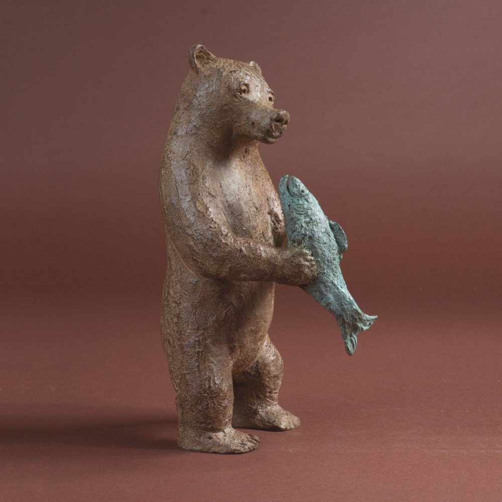 Profil droit de la sculpture bronze Un festin de roi, statue animalière ours et poisson de Sophie verger