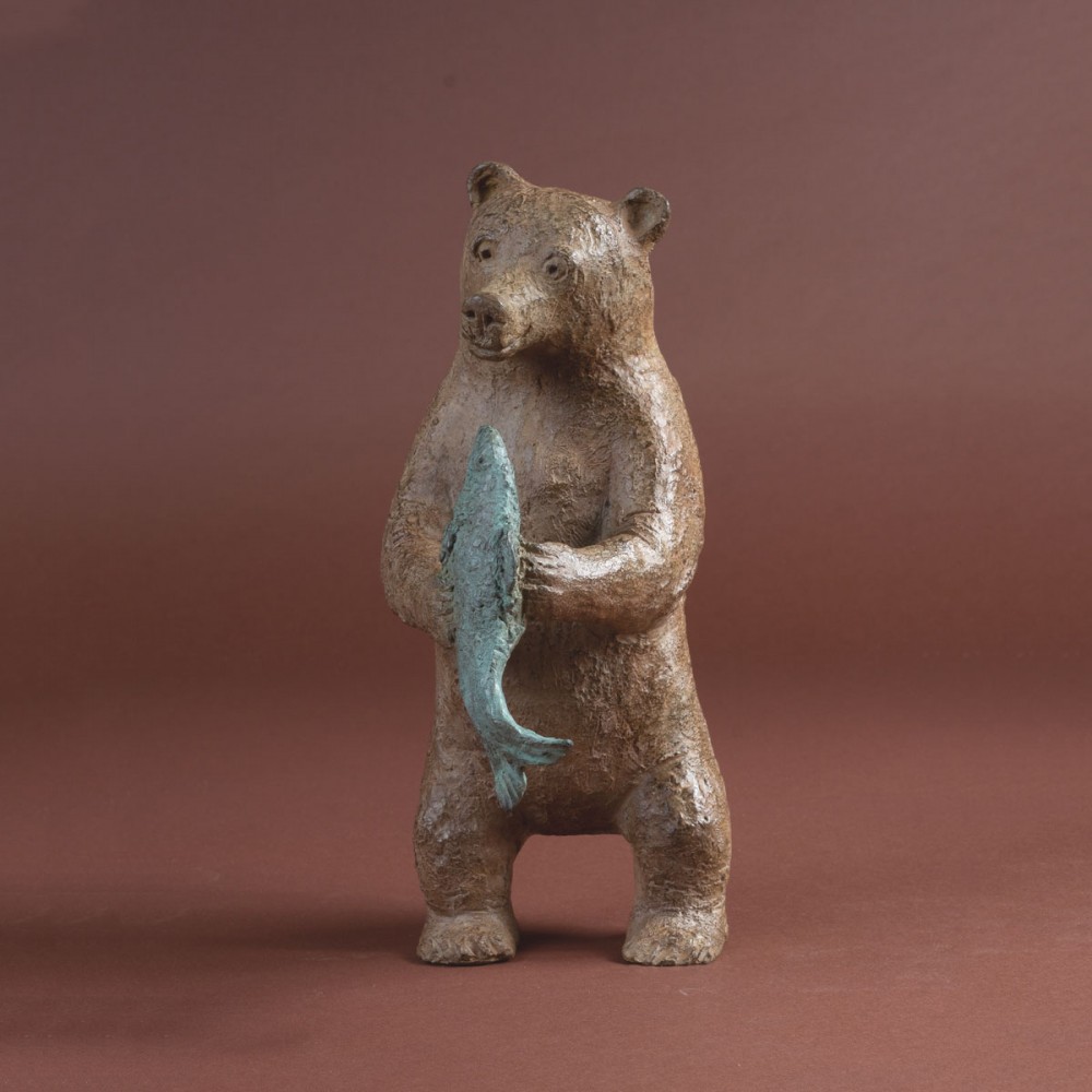 Profil gauche de la sculpture bronze Un festin de roi, statue animalière ours et poisson de Sophie verger