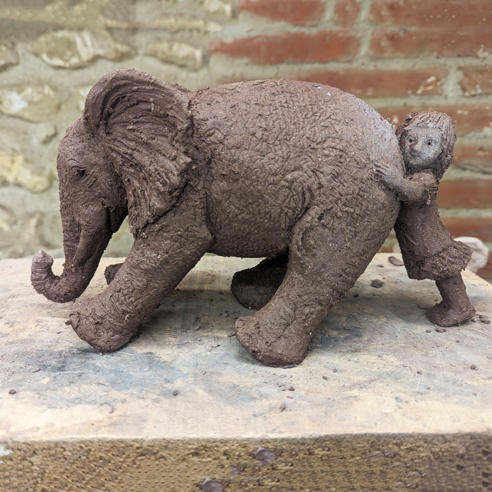 Sculpture terre Petit Tiens bon, statue animalière éléphant et enfant de Sophie Verger