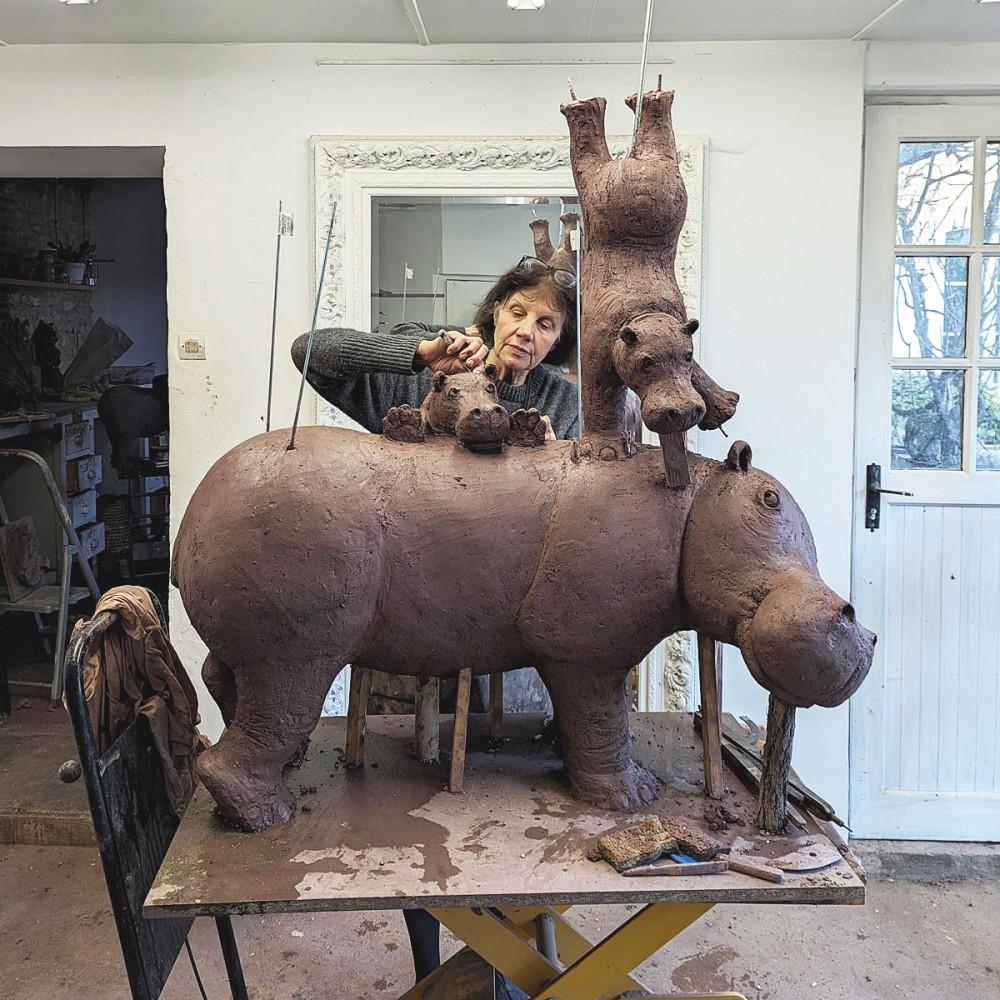 Construction de la Sculpture terre Hippopotame En pleine forme grand format à l'atelier.