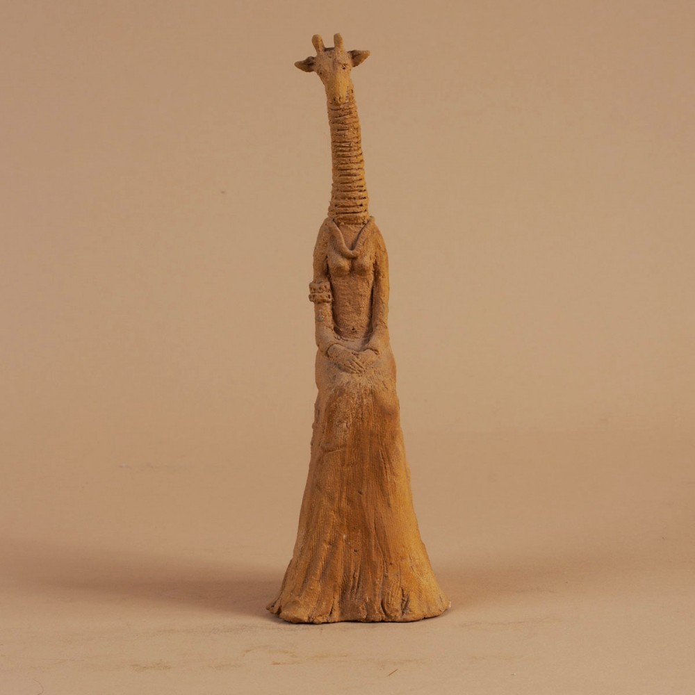 Sculpture terre Petite girafe assise, statue animalière grès girafe de Sophie Verger