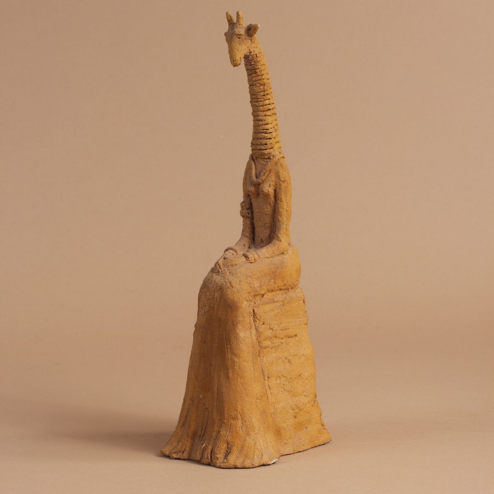 Profil gauche de la Sculpture terre Petite girafe assise, statue animalière grès girafe de Sophie Verger