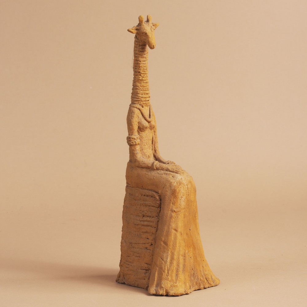 Profil droit de la Sculpture terre Petite girafe assise, statue animalière grès girafe de Sophie Verger