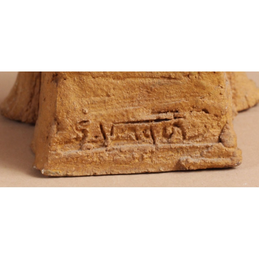 Signature de la sculpture terre Petite girafe assise, statue animalière grès girafe de Sophie Verger