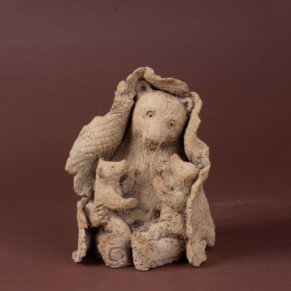 Sculpture terre En automne version 2, statue animalière ours de Sophie en profil face.