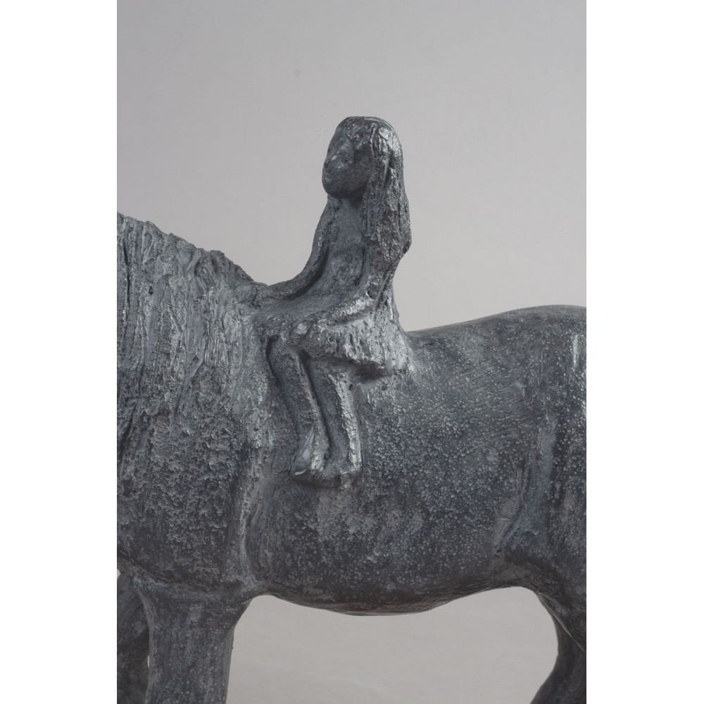 Détail cavalière de la Sculpture bronze Chevaux percherons et enfants, statue animalière cheval et enfants de Sophie Verger