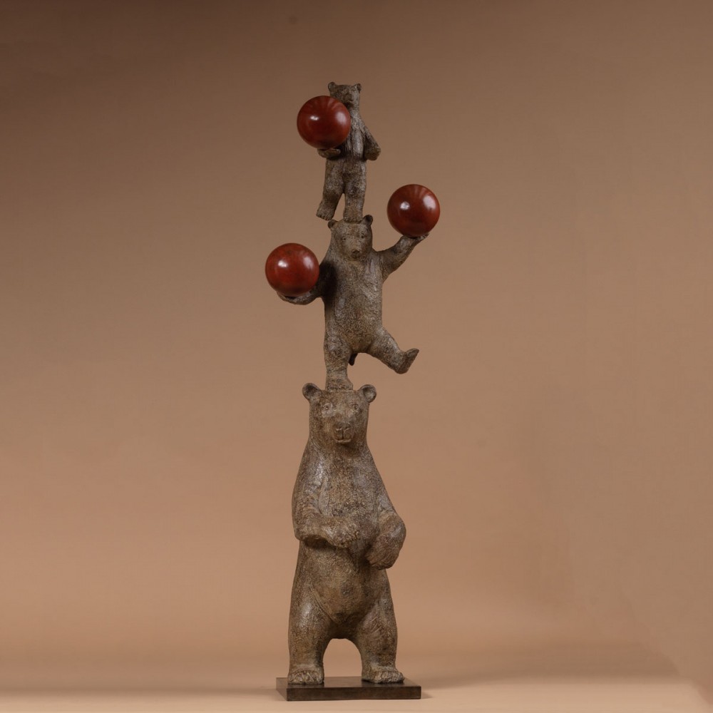 Sculpture bronze Colonne d’ours aux trois ballons, statue animalière ours de Sophie Verger