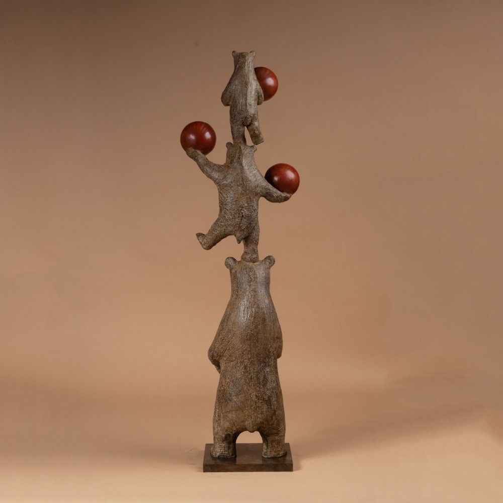 Sculpture bronze Colonne d’ours aux trois ballons, statue animalière ours de Sophie Verger, profil dos.