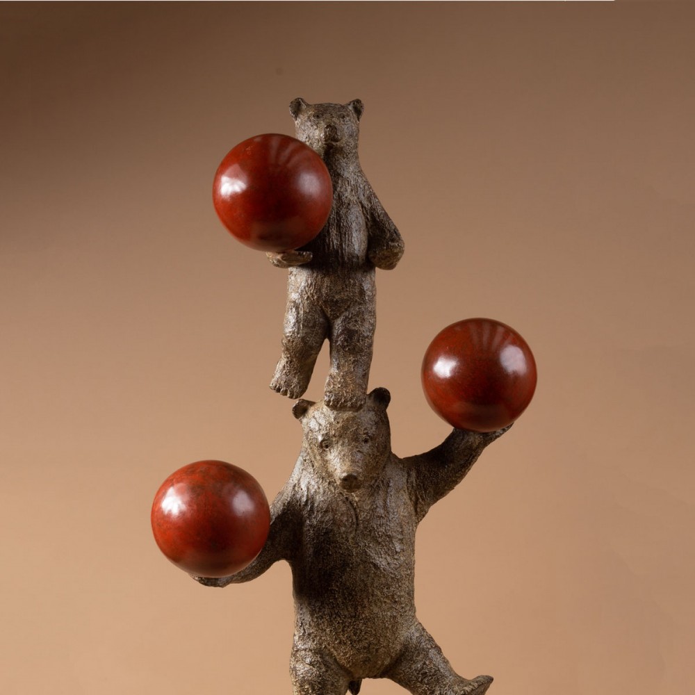 Détail oursons de la sculpture bronze Colonne d’ours aux trois ballons, statue animalière ours de Sophie Verger