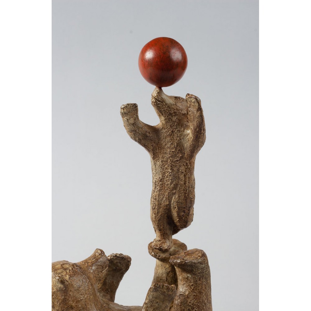 Détail de la Sculpture bronze Petits ours au ballon, statue animalière ours de Sophie Verger