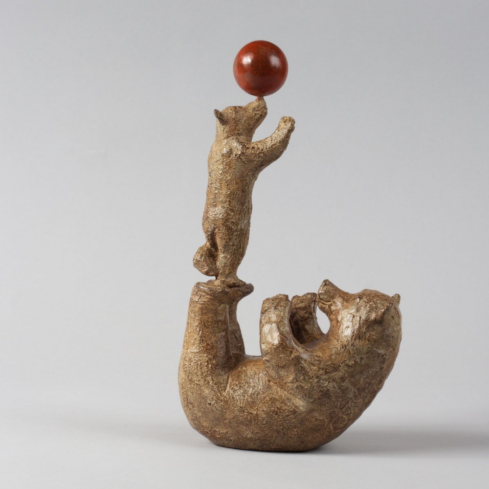 Profil de la Sculpture bronze Petits ours au ballon, statue animalière ours de Sophie Verger