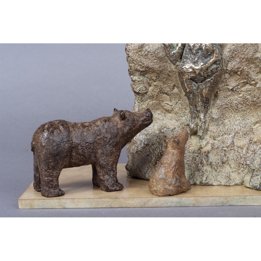 Détail de la Sculpture bronze Préhistoire, statue animalière ours et Laussel Venus