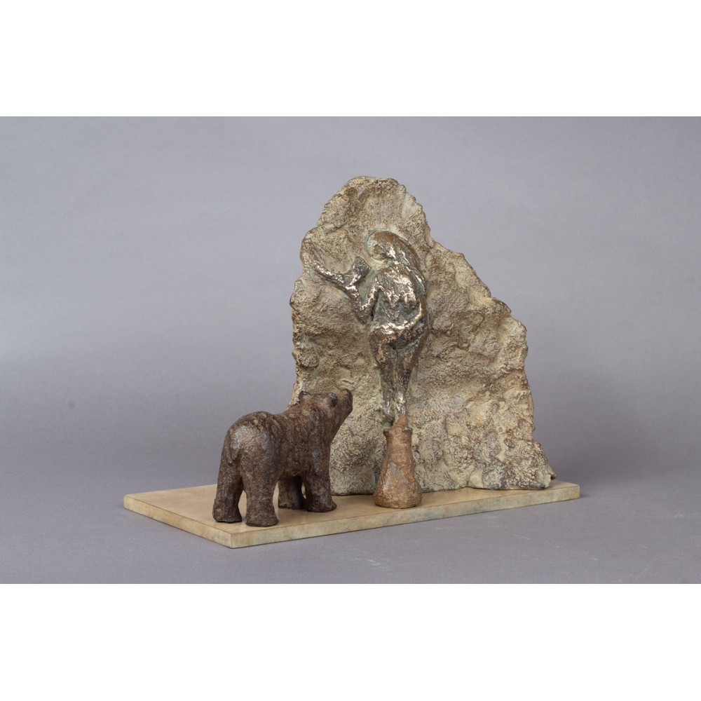 Sculpture bronze Préhistoire, statue animalière ours et Laussel Venus de face