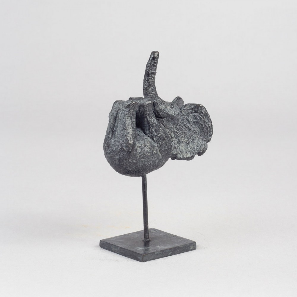 Sculpture bronze Petit éléphant sur le dos, statue animalière éléphant de Sophie Verger de dos