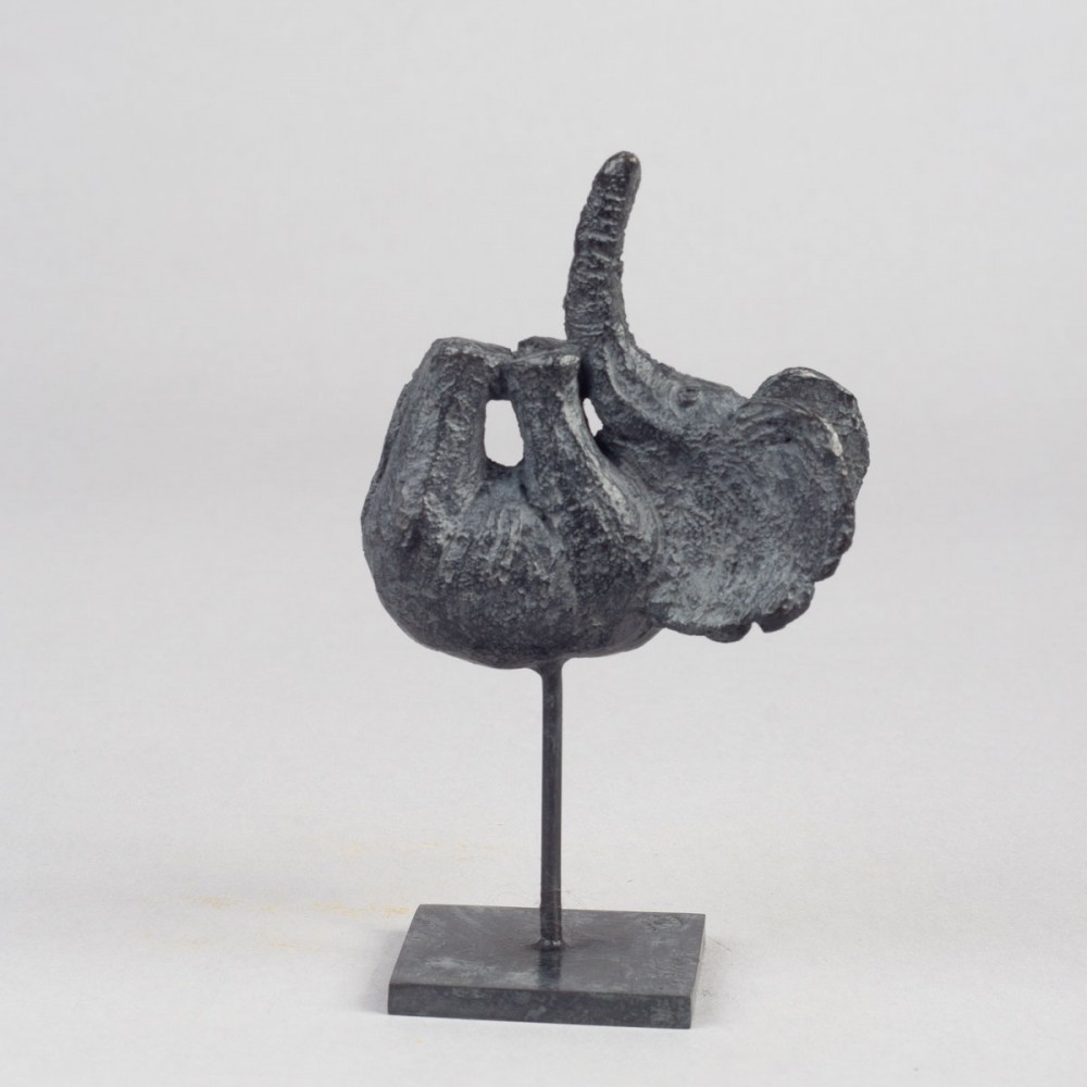 Sculpture bronze Petit éléphant sur le dos, statue animalière éléphant de Sophie Verger