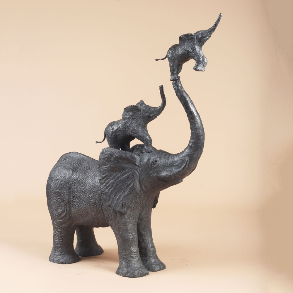 Sculpture bronze à chacun son tour, statue animalière éléphant de Sophie Verger, profil penché