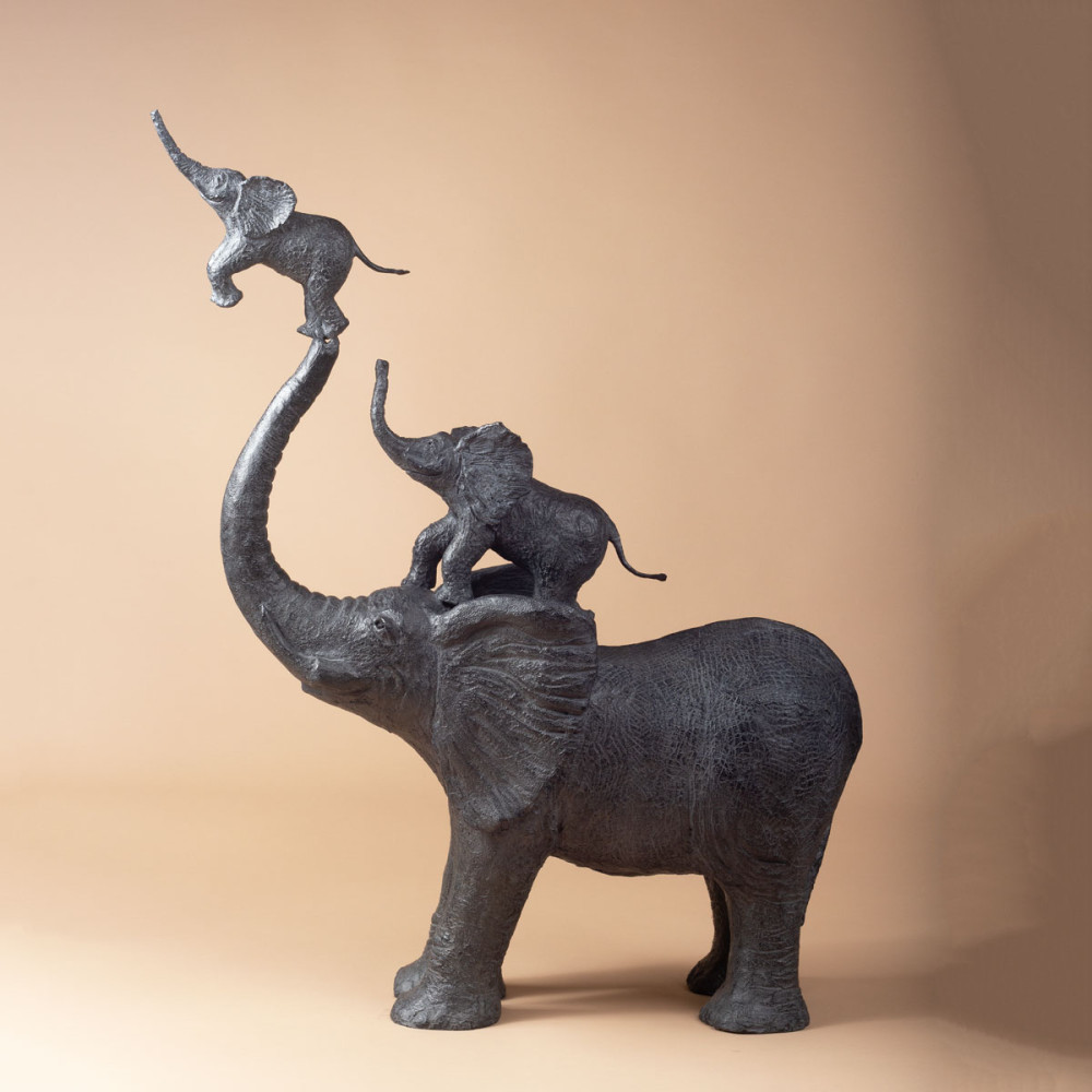 Sculpture bronze à chacun son tour, statue animalière éléphant de Sophie Verger, profil avec ombre à l'arrière