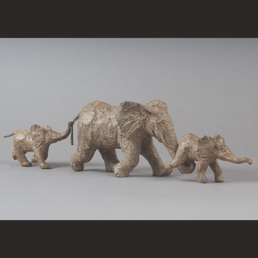 Vue angle de la Sculpture bronze éléphant DANS LA SAVANNE, statue animalière éléphant de Sophie Verger