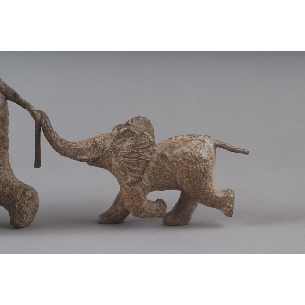 Détail éléphanteau à l'arrière de la Sculpture bronze éléphant DANS LA SAVANNE, statue animalière éléphant de Sophie Verger