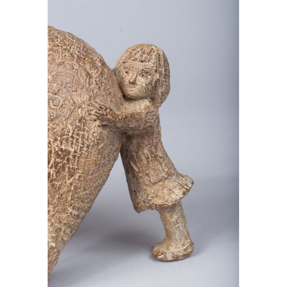 Détail petite fille de la Sculpture bronze PETIT TIENS BON, statue animalière éléphant et enfant de Sophie Verger