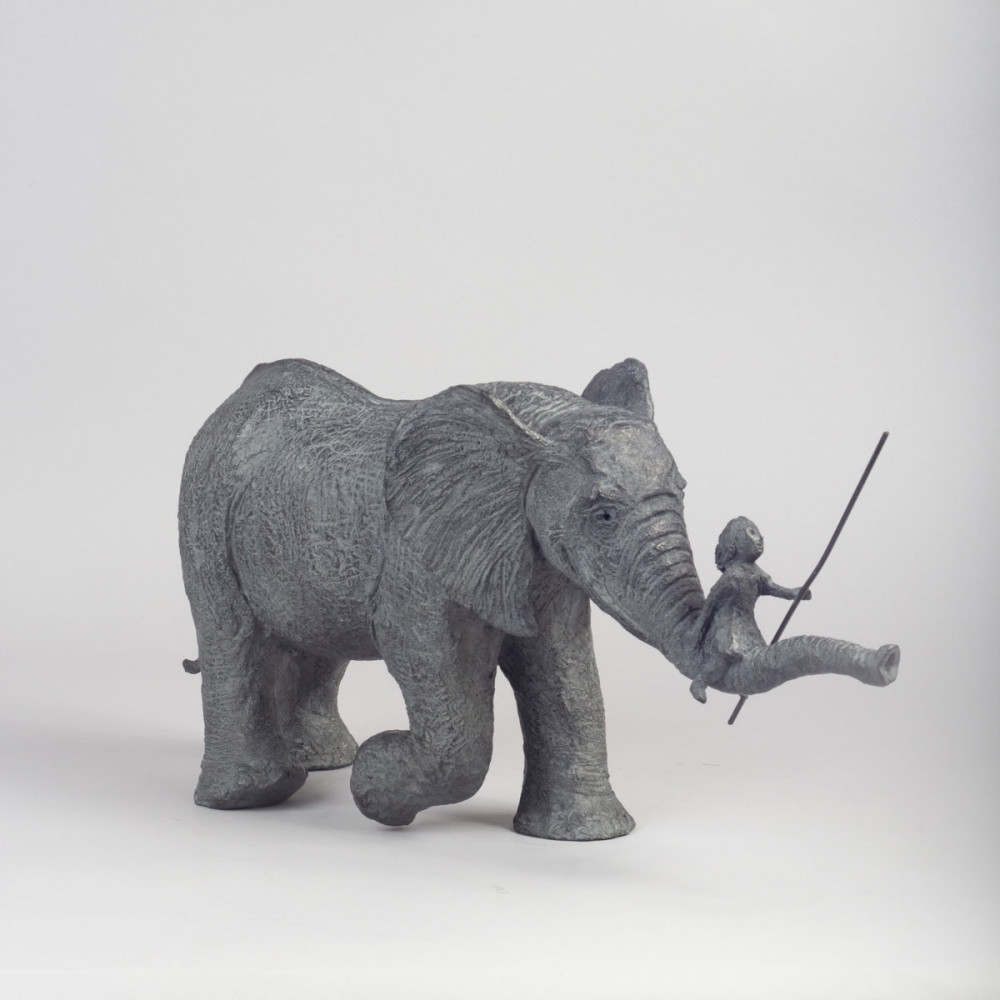 Sculpture bronze l'AVENTURE, statue animalière éléphant de Sophie Verger, profil légèrement  droit