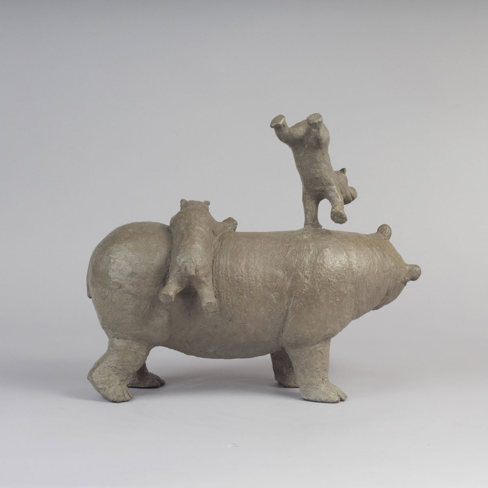 Profil de dos de la Sculpture bronze En pleine forme 3, statue animalière hippopotame de Sophie Verger