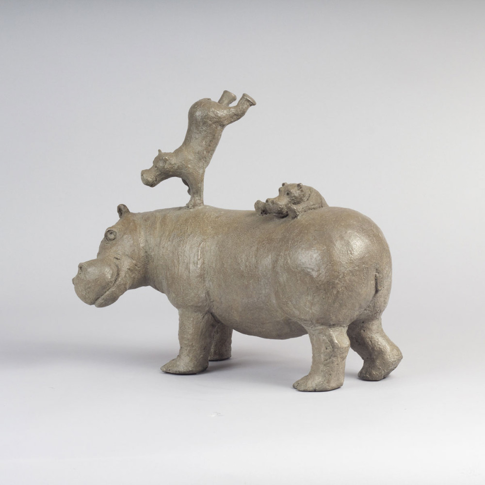 Profil légèrement à gauche de la Sculpture bronze En pleine forme 3, statue animalière hippopotame de Sophie Verger