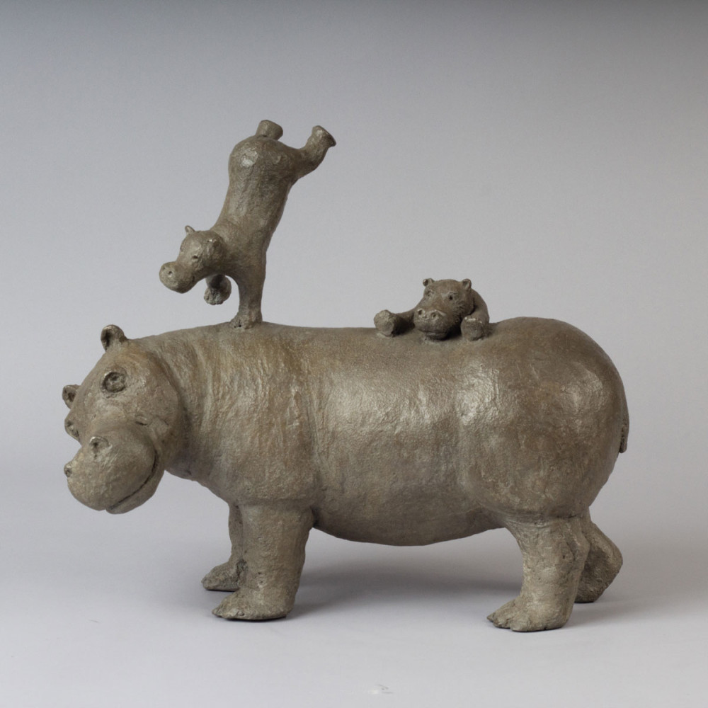 Sculpture bronze En pleine forme 3, statue animalière hippopotame de Sophie Verger