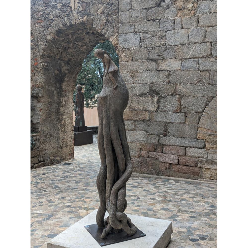 La sculpture monumentale terre pieuvre sur la plage de Berck de Sophie Verger  en exposition publique à Grimaud