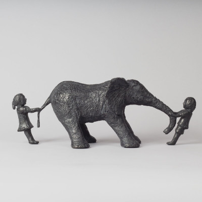 Sculpture bronze éléphant UN ÉLÉPHANTEAU BIEN À NOUS, statue animalière éléphant de Sophie Verger