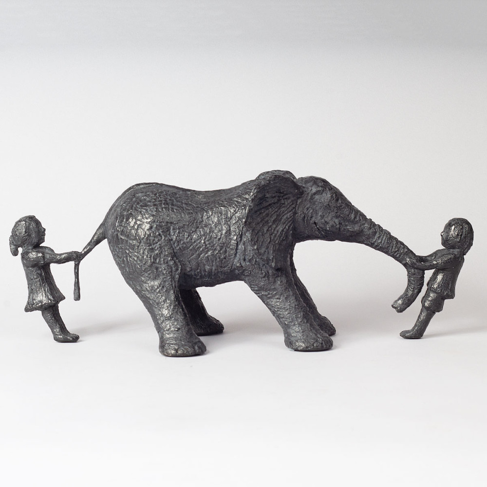 Sculpture bronze éléphant UN ÉLÉPHANTEAU BIEN À NOUS, statue animalière éléphant de Sophie Verger de face
