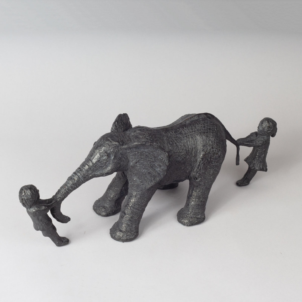 Vue d'en haut de la Sculpture bronze éléphant UN ÉLÉPHANTEAU BIEN À NOUS, statue animalière éléphant de Sophie Verger